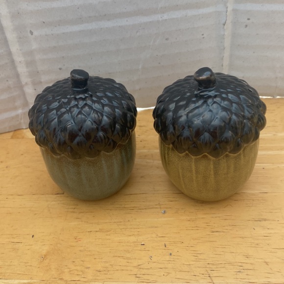 Acorn salt and pepper. Use as decoration or salt & pepper about 2 1/2 in tall. - Picture 2 of 3